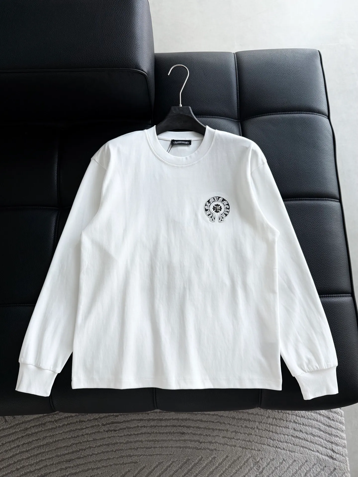 P400 ChromeHearts Chrome Heart Round Neck Long Sleeve The pursuit of quality absolutely guarantees quality! Using double-sided cotton fabric, the texture is clearly visible, the texture is soft, delicate and smooth, and the customized three-dimensional embroidery and leather patchwork technology is full of drape! The workmanship is fine and the shoulder lines are smooth. All imported chain machines are used to make the shoulder rolling strips. It has a certain thickness and is not made of cheap material but has a shiny feel that is comfortable and not tight on the upper body. It is the most avant-garde street item that can be easily matched by both men and women!  Color: black white Size: m-3xl Style number: 3576